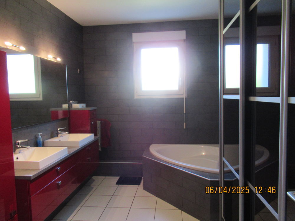 Location Maison Villa de plain pied avec piscine sur terrain clos de 1300 m² Grézieu-la-varenne