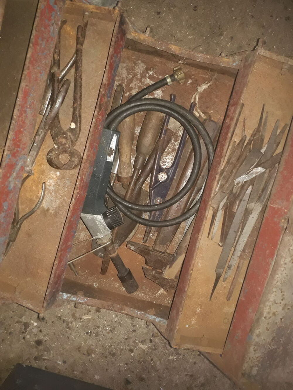 caisse &agrave; outil ancienne avec quelques outils Bricolage