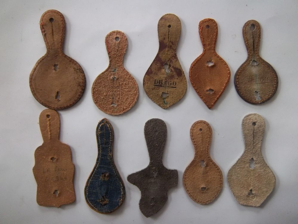 N&deg; 4 lot 10 cuirs insignes militaire collection 