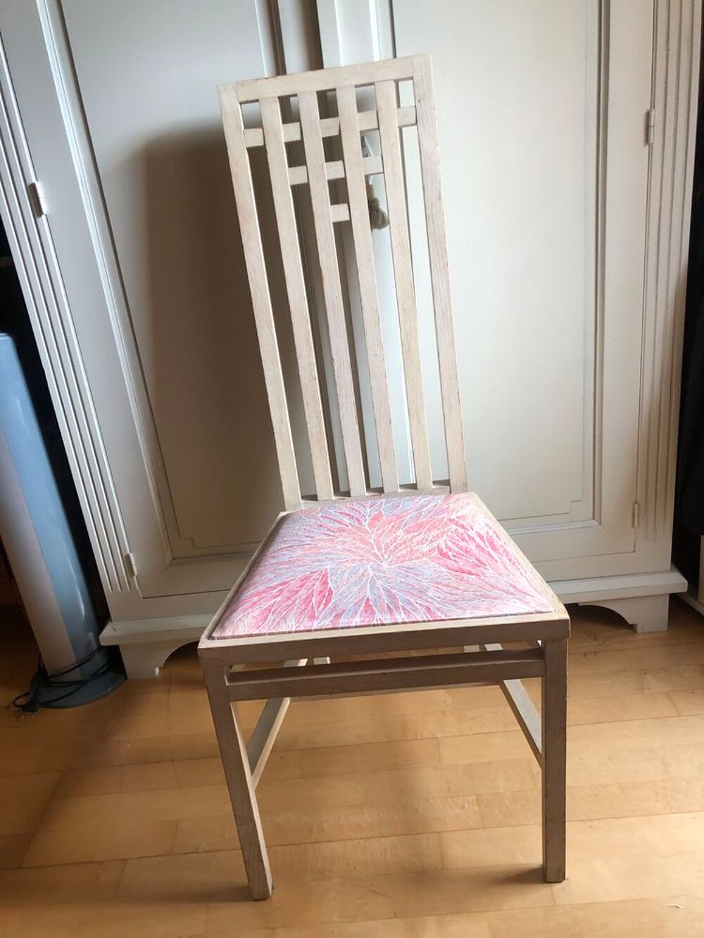 Chaise avec dossier haut originale. Meubles