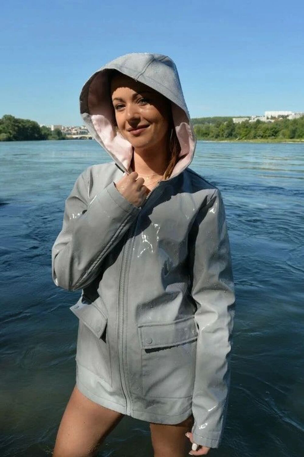 Lackmantel verni doubl&eacute;, avec capuche Vêtements