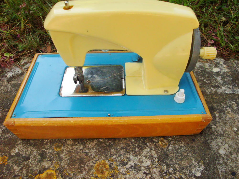 Machine &agrave; coudre jouet ann&eacute;e 197o Jeux / jouets