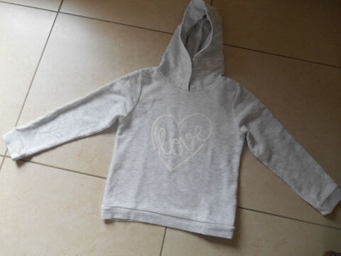 Okaidi sweat avec capuche 6 ans TBE
2 Avelin (59)