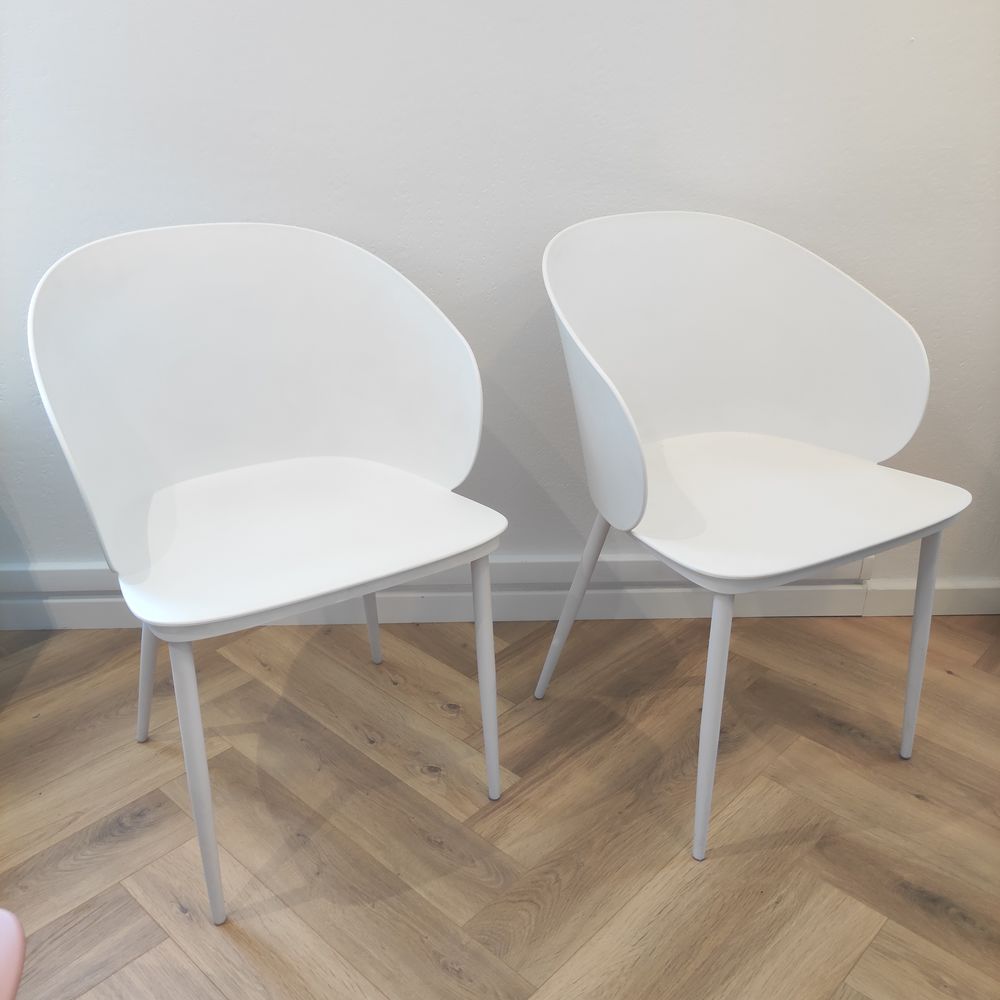 Lot de 2 chaises blanc noire rose vert - 80€
Meubles