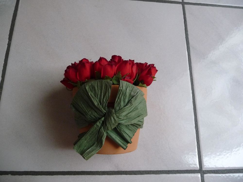 Bouquet roses en tissu dans pot en terre cuite Décoration