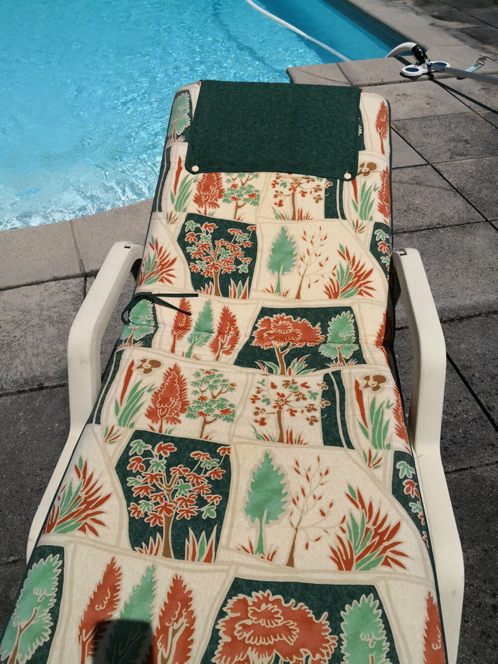 tr&egrave;s confortable lit de piscine et matelas en excellent &eacute;tat Jardin