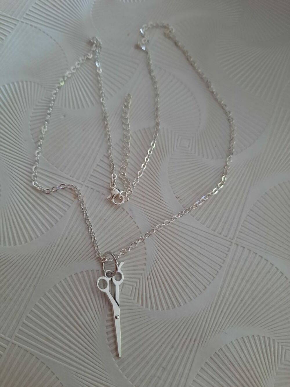 Chaine pendentif ciseau argent&eacute; - couturi&egrave;re - Coiffeuse Bijoux et montres