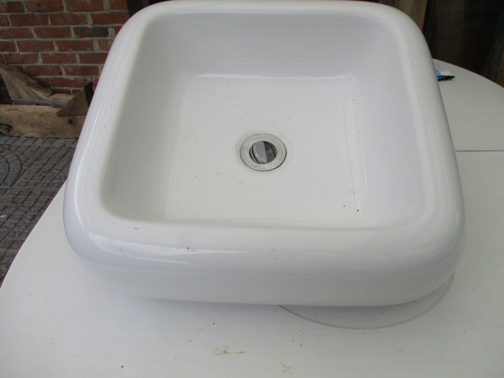 Lavabo ou vasque carr&eacute; aux bords arrondis en tr&egrave;s bon &eacute;tat Bricolage