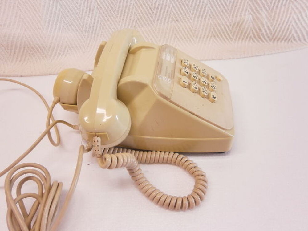 T&eacute;l&eacute;phone de collection S63 cr&egrave;me &agrave; touches avec &eacute;couteur 