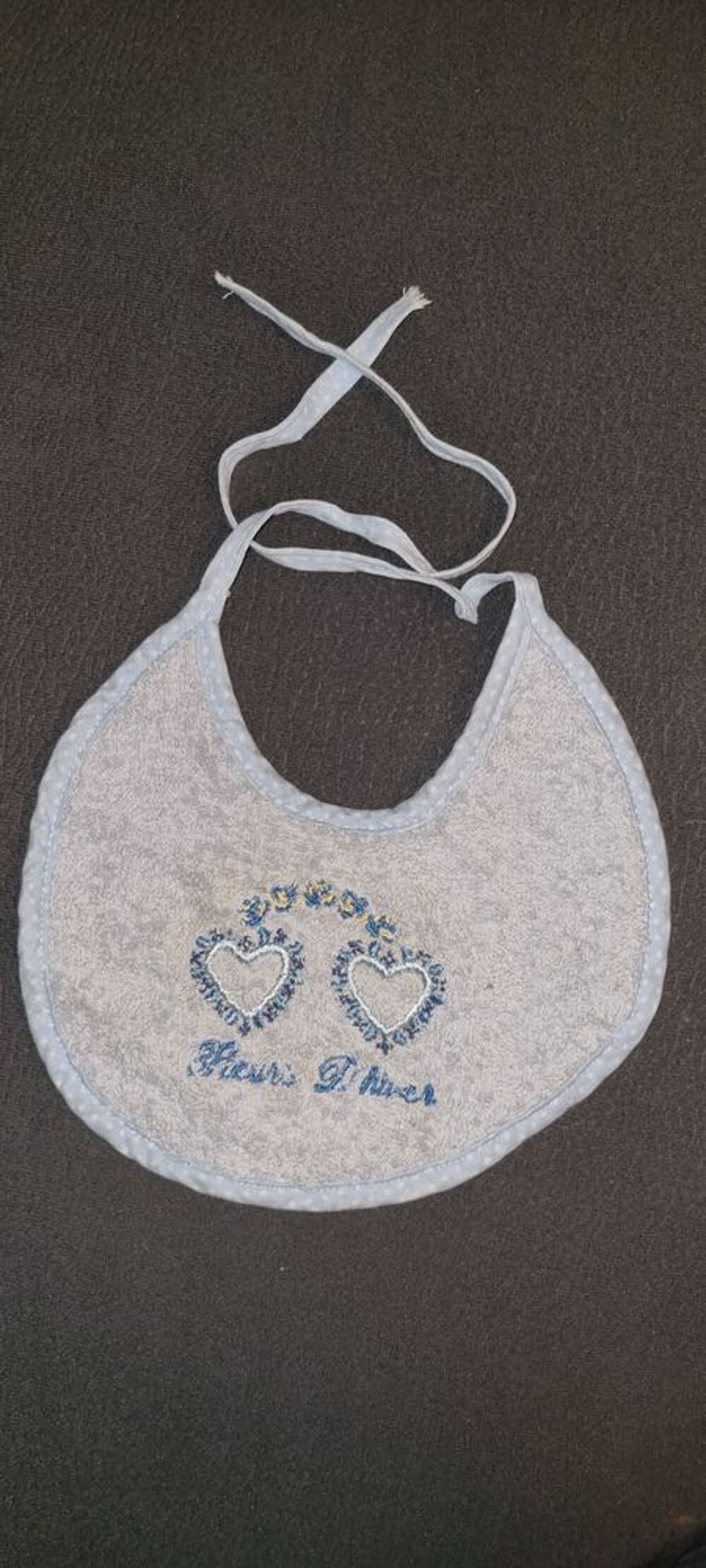 Adorable bavoir "Fleur d'hiver" pour b&eacute;b&eacute;. Puériculture