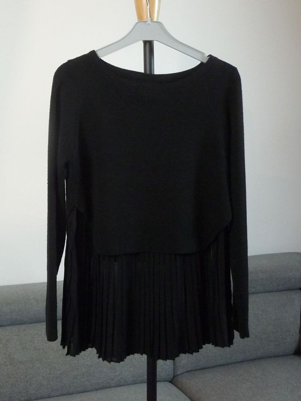Pull Bi Mati&egrave;re Noir Pliss&eacute; en bas- Beauty &amp; Pretty SRL Vêtements