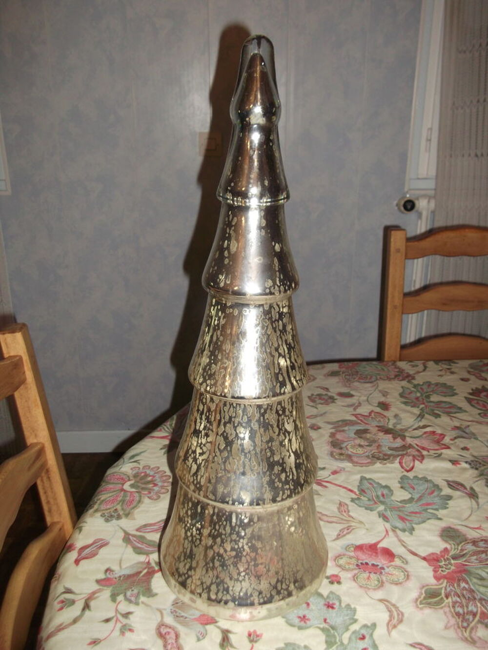 TRES BEAU SAPIN EN VERRE MARBRE. Décoration