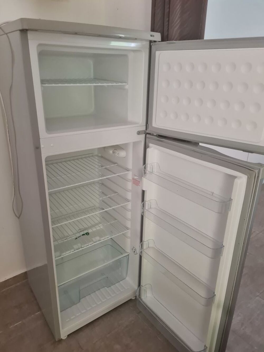 r&eacute;frig&eacute;rateur fortex
142 cm de hauteur
54 cm de largeur Electromnager