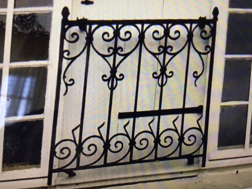  1 grilles / balcon / garde corps/ en fer tr&egrave;s ancien 
Décoration