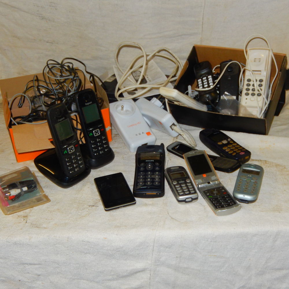 Lot de mat&eacute;riel t&eacute;l&eacute;phonique, informatique, &eacute;lectronique, Matériel informatique