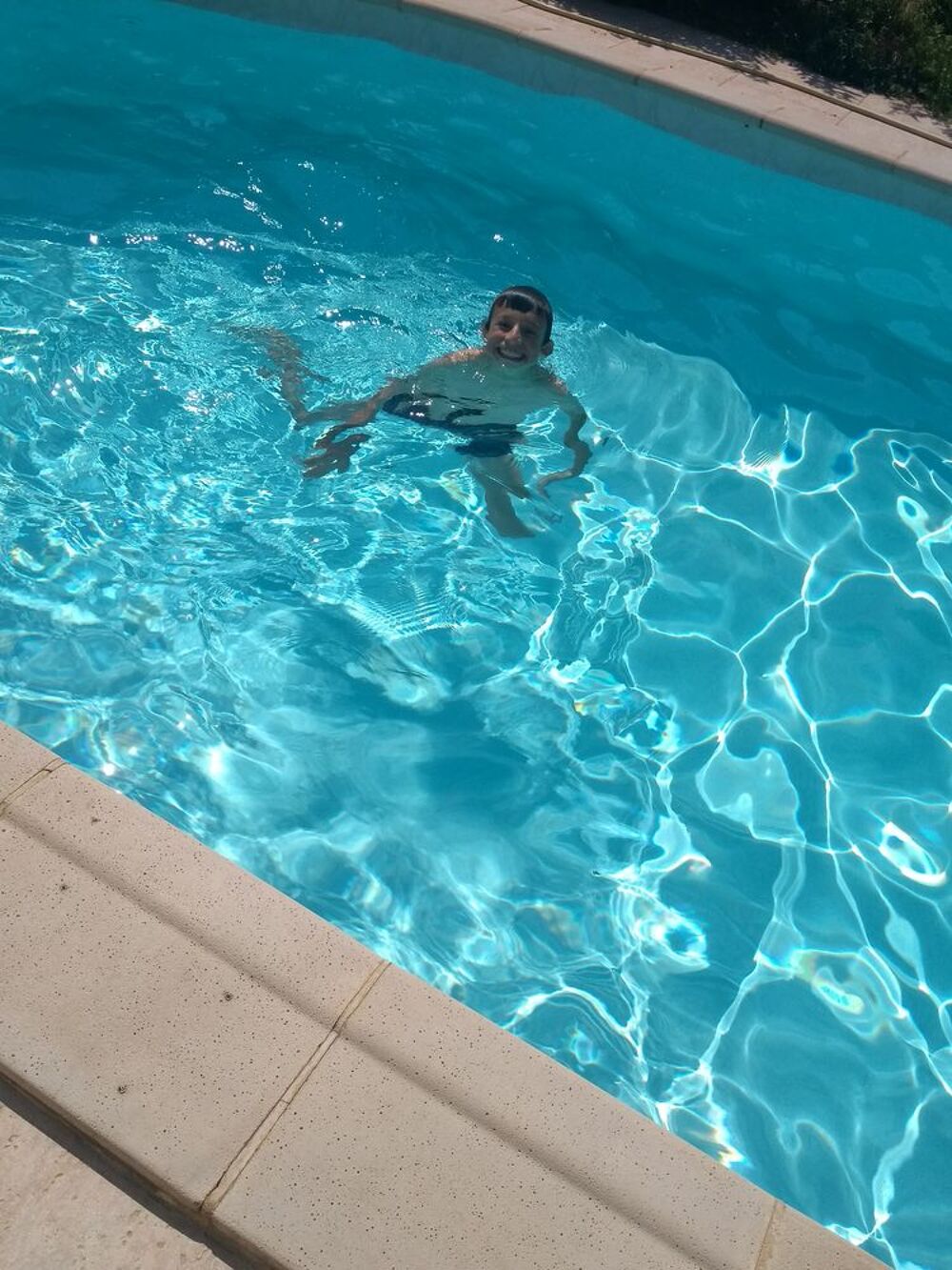 Piscine Neuve 
Avec couvercle de protection.
Produit .
Jardin