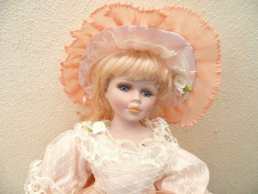 Poup&eacute;e porcelaine sur coussin 