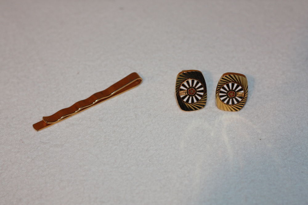Boutons de manchette
Bijoux et montres