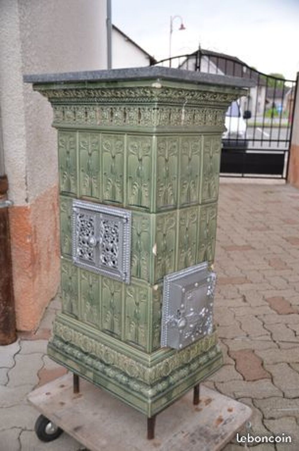 Ancien Fourneau en Faience Décoration