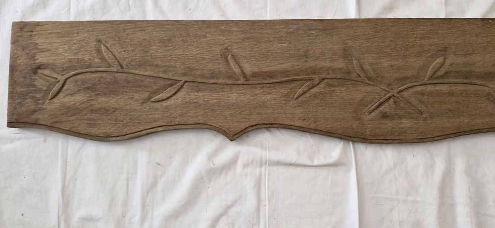Ancien fronton sculpt&eacute; en bois ch&egrave;ne
Longueur 120cm
Décoration