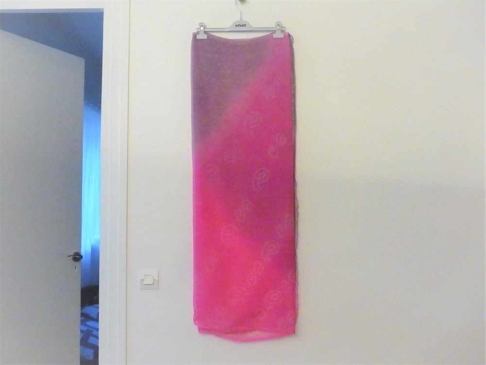 Grand Foulard/ Par&eacute;o Rectangulaire Gris et Rose Fuschia Vêtements