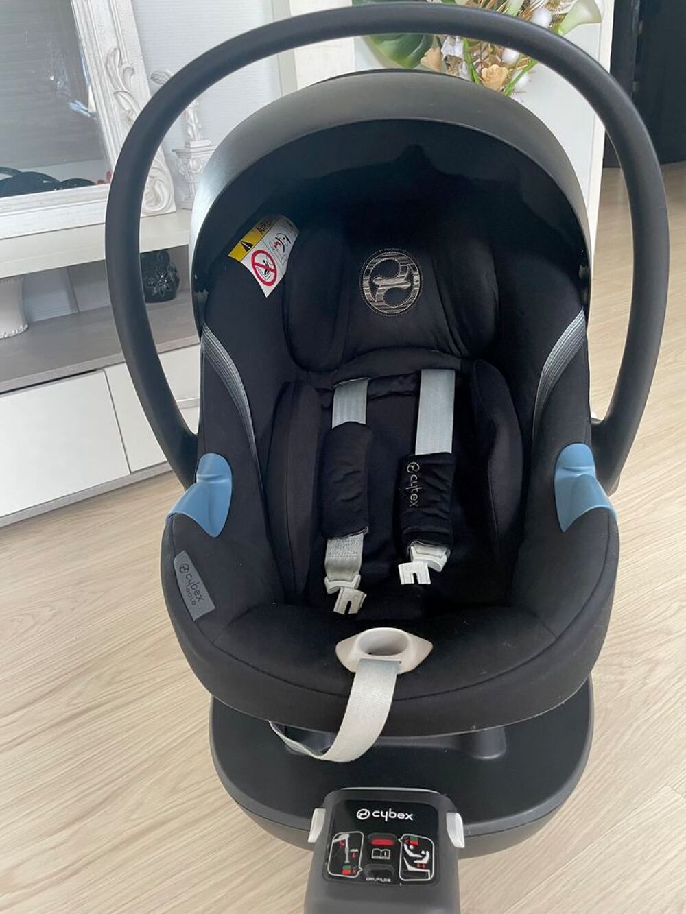 Cosy Cybex Base Cybex (neuve) protection pluie(neuve)Prix Achat 450&amp;euro; Prix vendu 220&amp;euro; Pu�riculture
