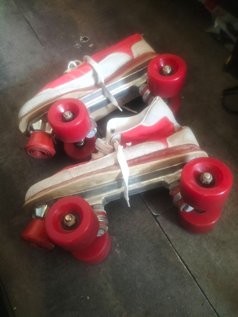 Patin &agrave; roulettes cuir pointure 42 tr&egrave;s bon &eacute;tat Sports