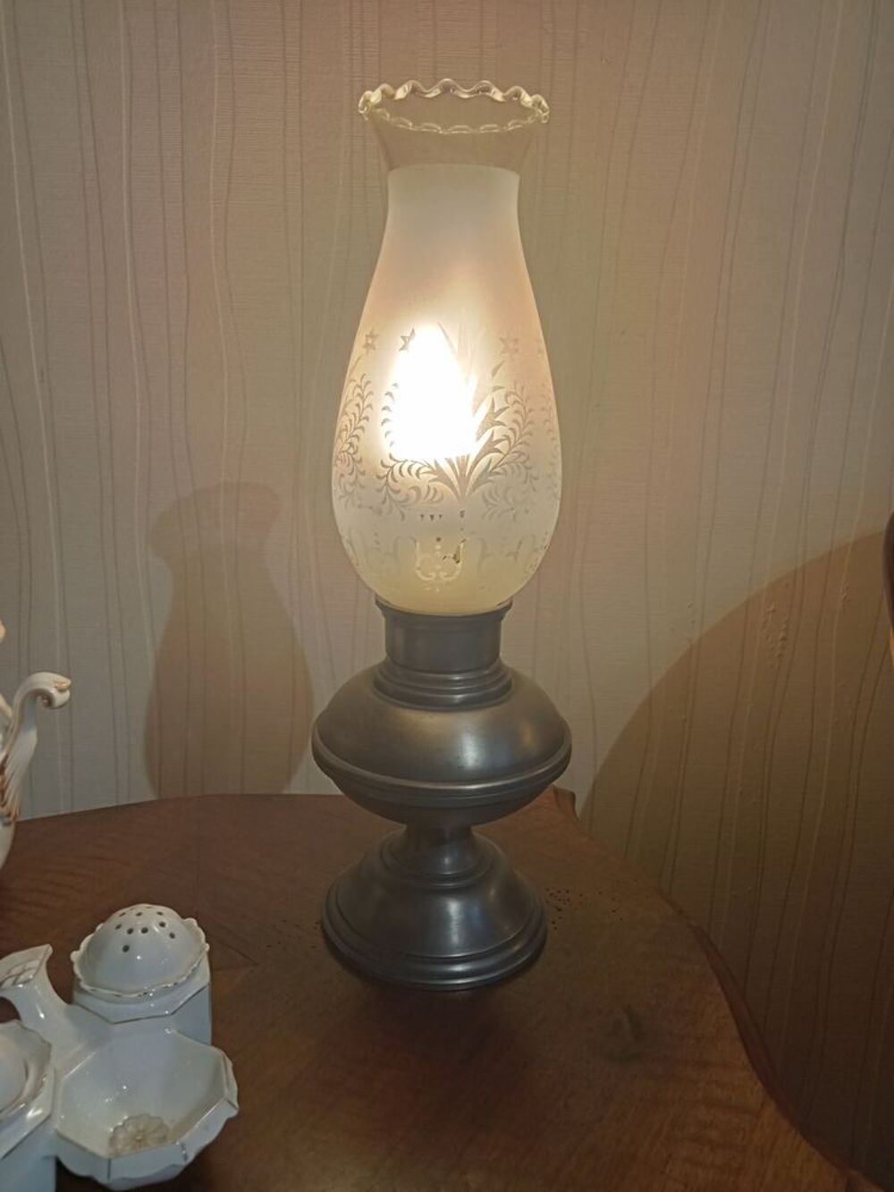 Lampe ancienne sur pied en &eacute;tain D�coration