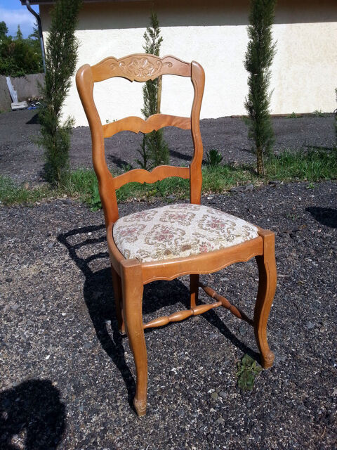 Chaise en bois et tissus
0 Tours (37)