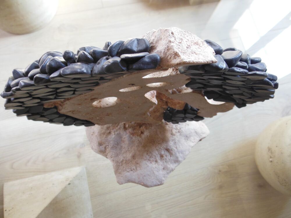Sculpture en galets de marbre noir Dcoration