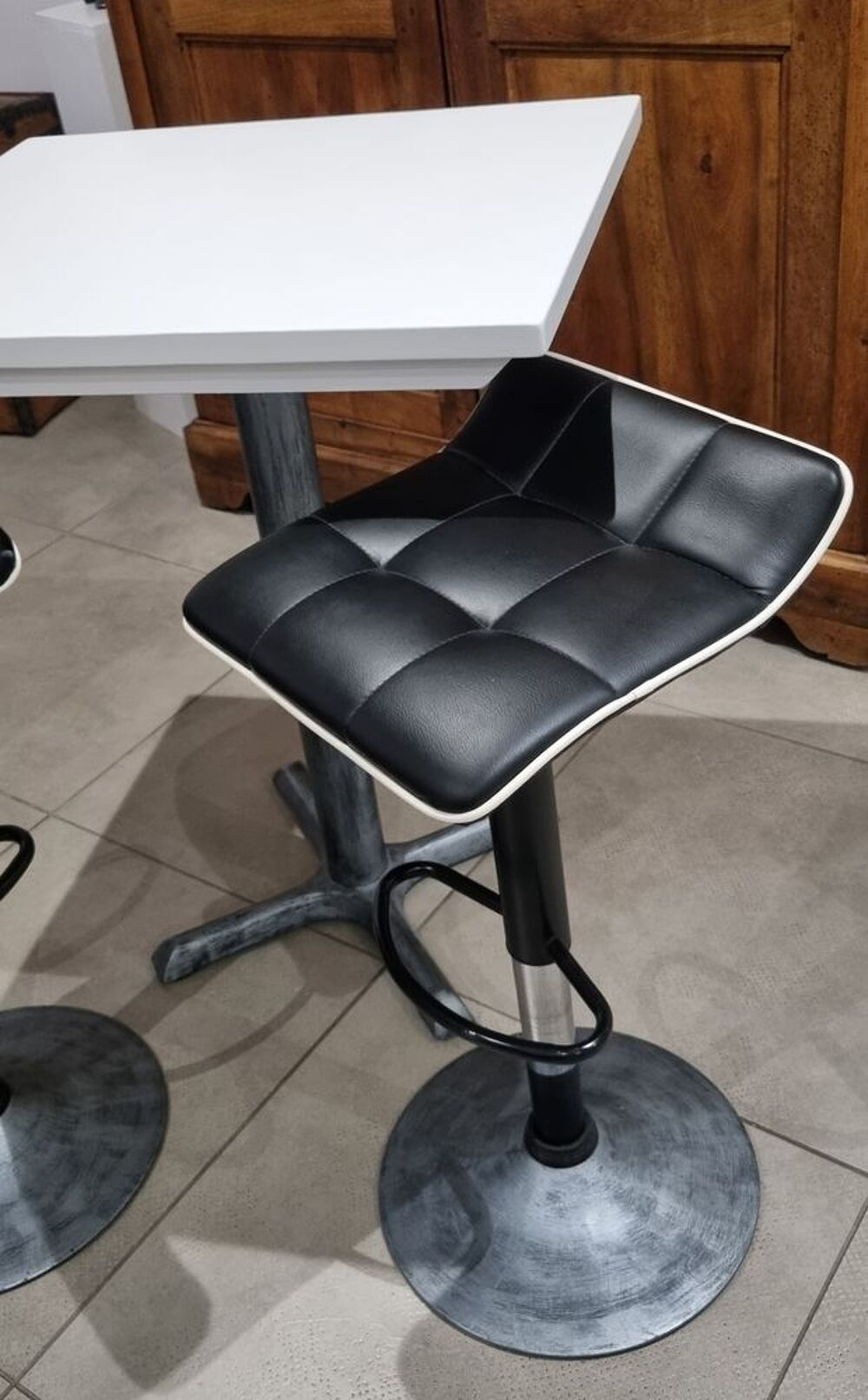 Superbe mange debout avec ces 2 tabourets r&eacute;glables &eacute;tat NEU Meubles
