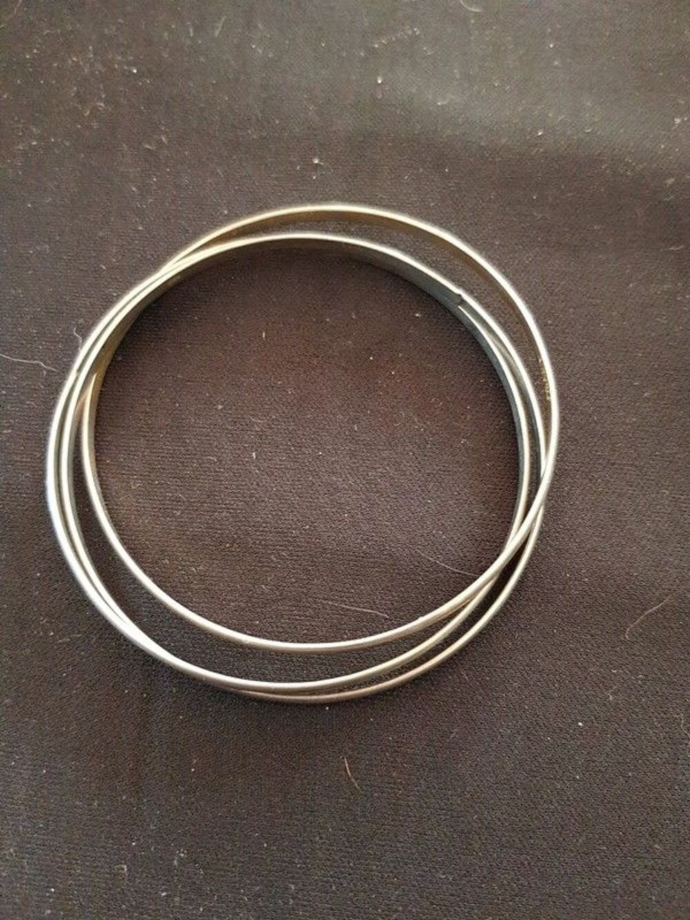3 bracelets argent&eacute; tr&egrave;s bon etat ils sont li&eacute;s 2 e Bijoux et montres