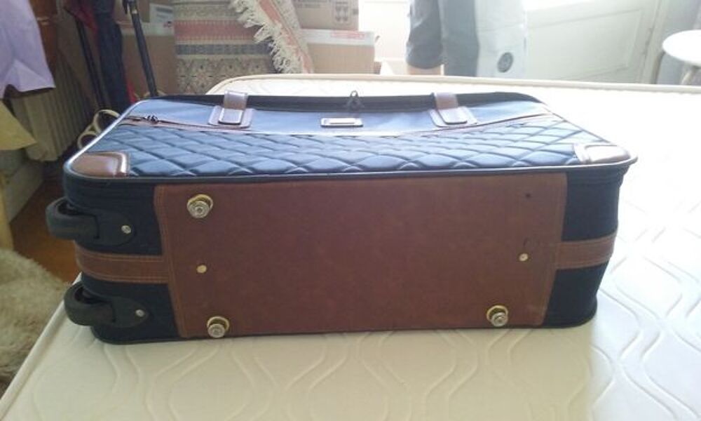 Grande valise noire avec sangles et cadenas Maroquinerie