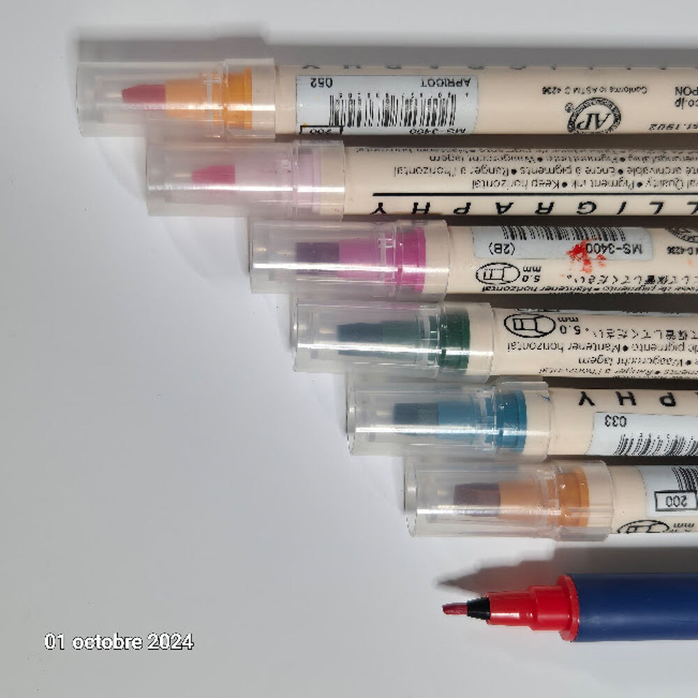 Lot de 7 feutres biseaut&eacute;s pour la calligraphie et 2 pointes Décoration