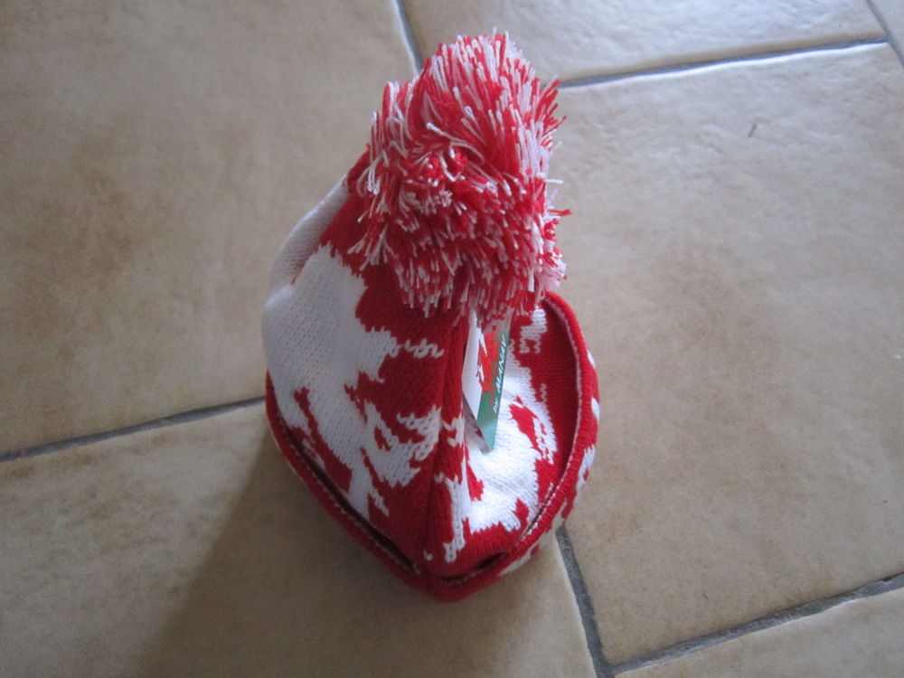 Un bonnet blanc et rouge Vtements