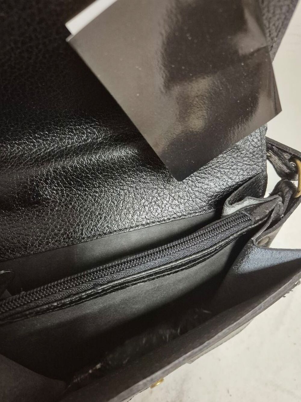 Pochette homme en cuir grain&eacute; avec bandouli&egrave;re Maroquinerie