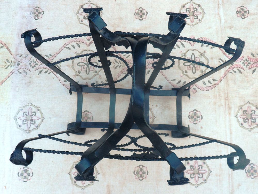 Porte revue ou magasine ancien m&eacute;tallique noir style rococo Décoration