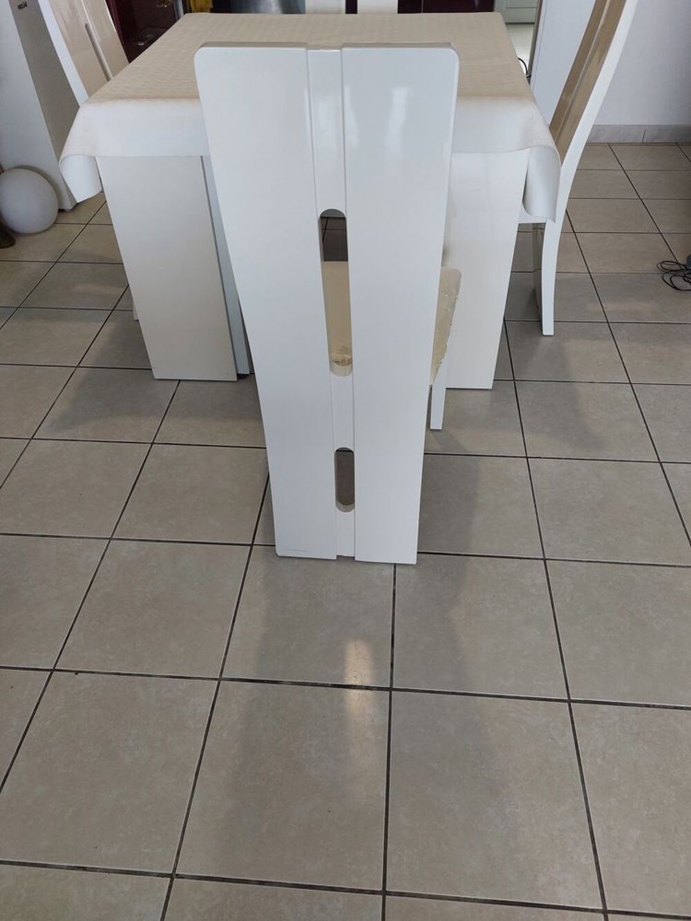 LOT DE 4 CHAISES EN BOIS LAQUE BLANC . Meubles