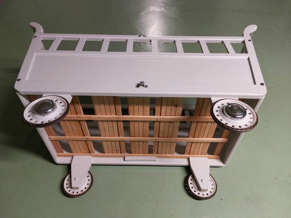 Lit b&eacute;b&eacute; en bois &agrave; roulettes vintage ann&eacute;es 1950 Mobilier enfants