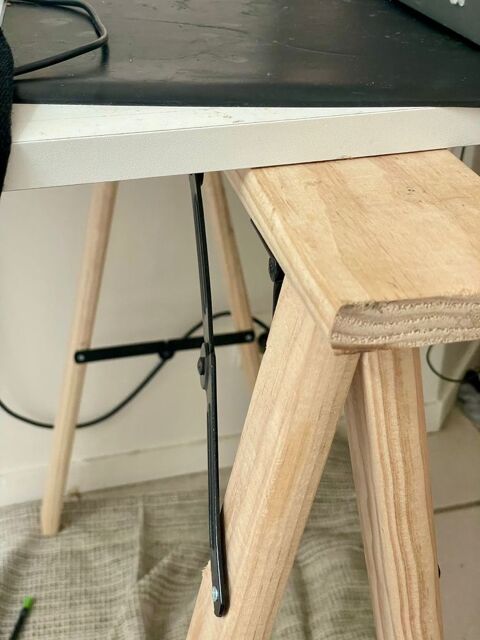 Bureau trteaux (2T + 2 planches de dcoupe) 30 Paris 19 (75)