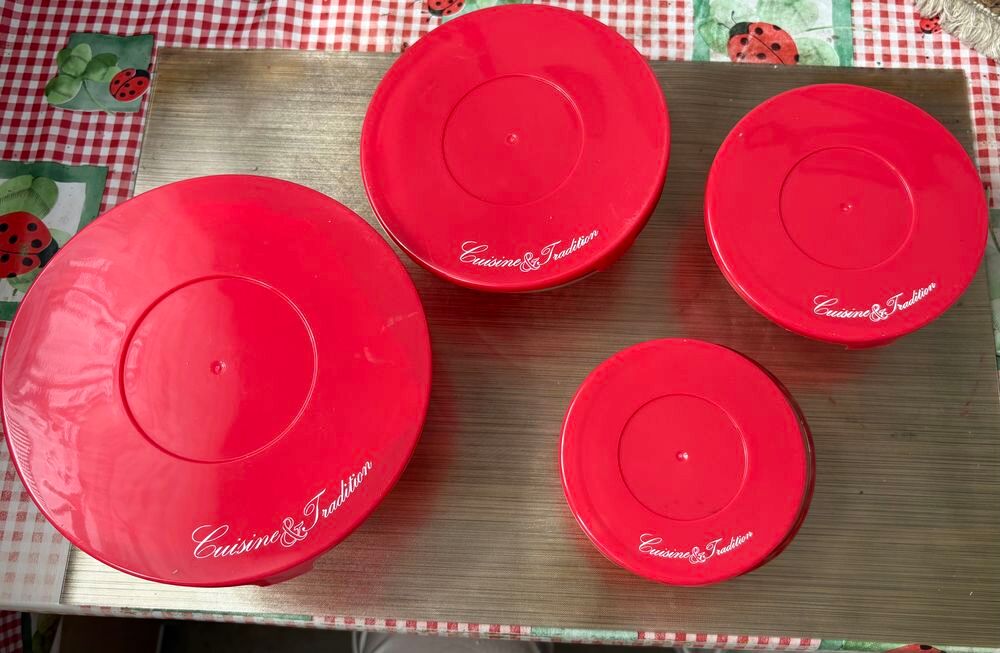 4 Bols en verre transparent illustr&eacute; en rouge neufs Bijoux et montres