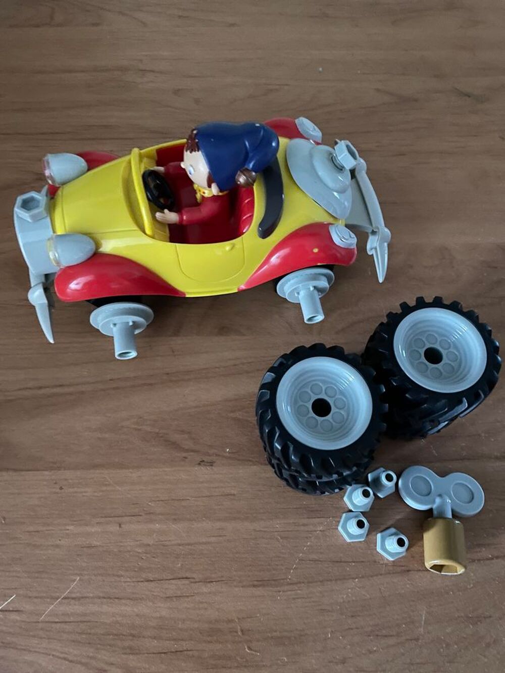 Voiture Oui Oui d&eacute;montable marque LANSAY Jeux / jouets