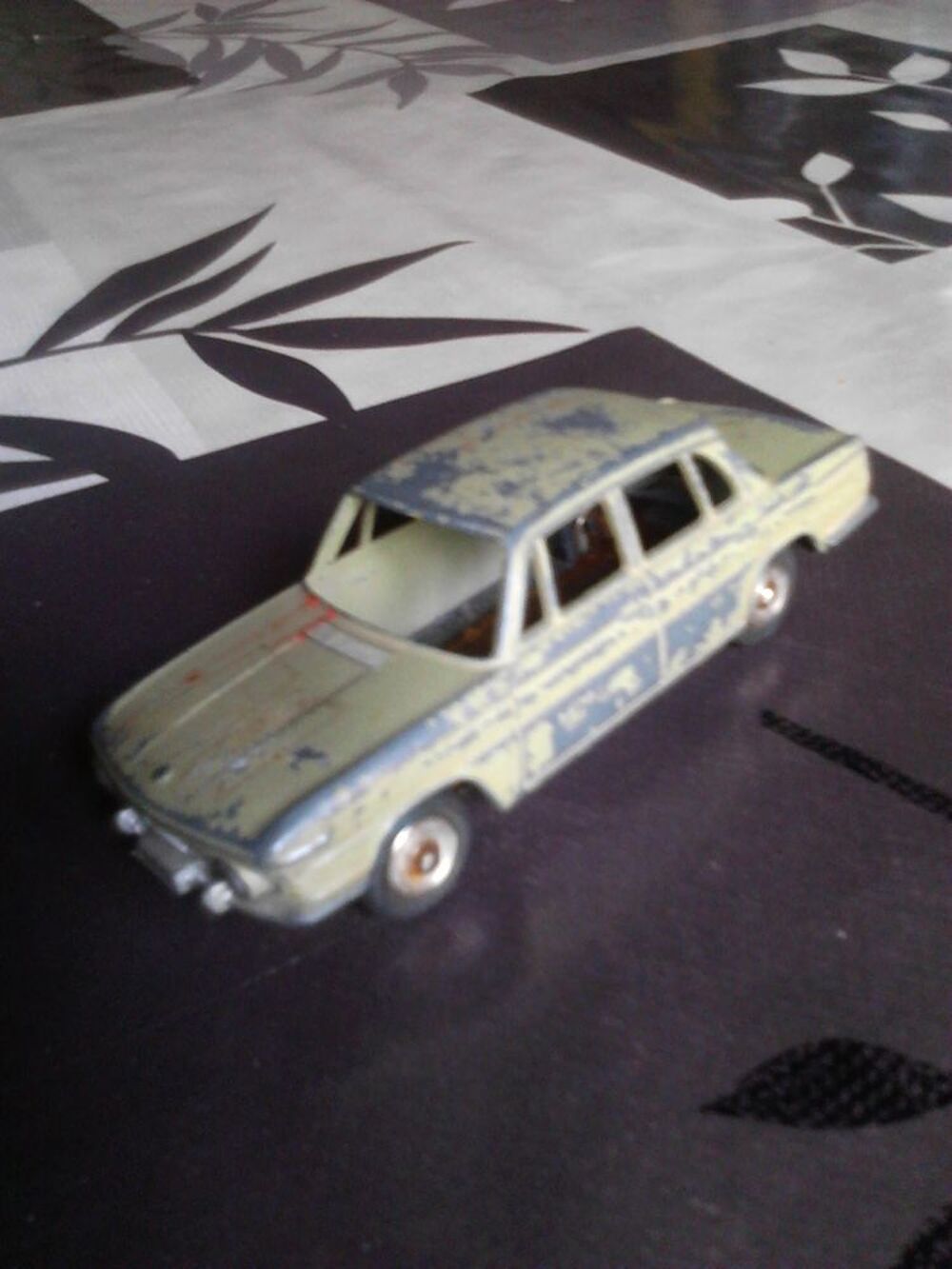 Voiture miniature dinky toys BMW 1500 