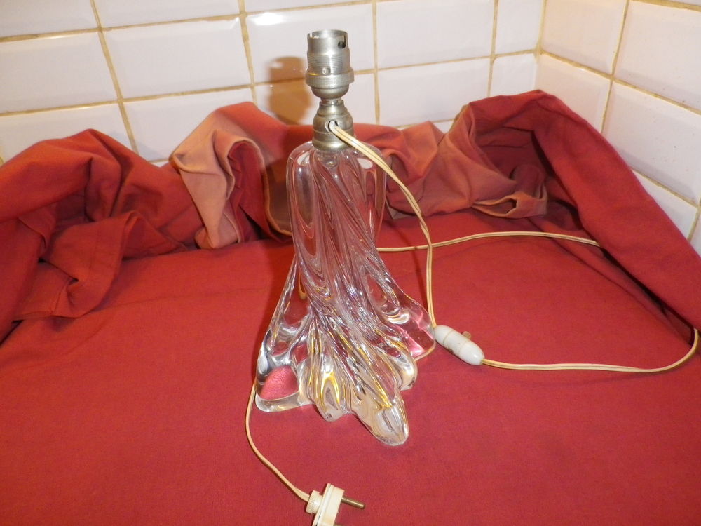 BACCARAT, pied de lampe torsad&eacute;e en cristal Décoration