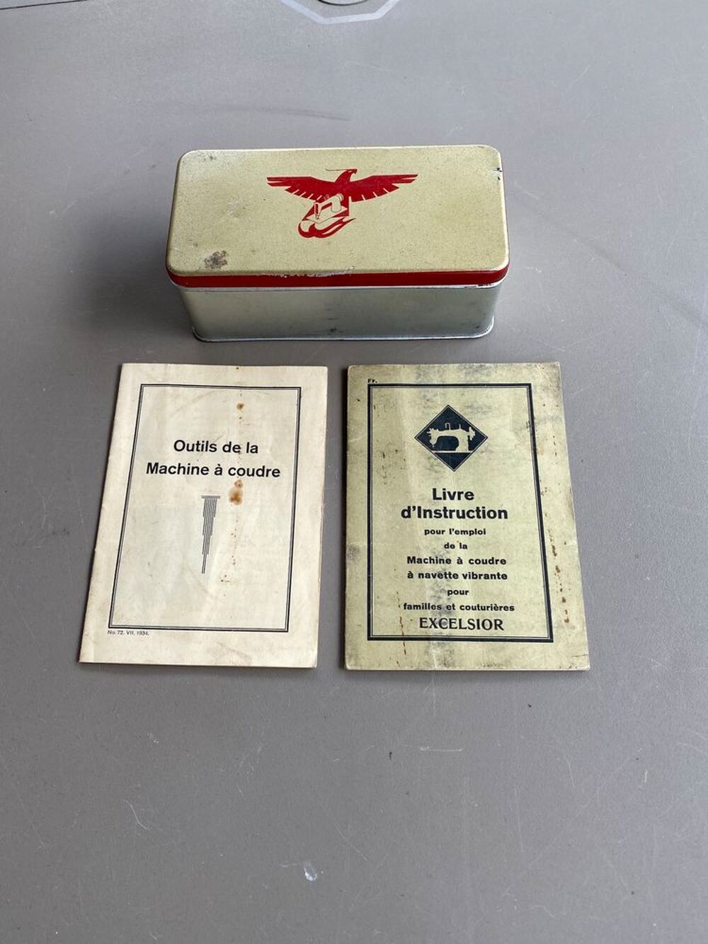 Anciens outils et revues de la machine a? coudre anciennes 