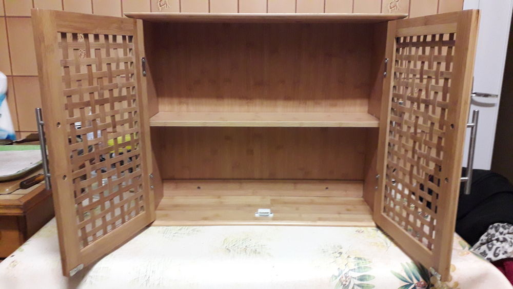 Ancienne armoire murale en bois. Meubles