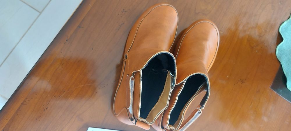 paire de bottines de couleur camel pointure 37 . Chaussures