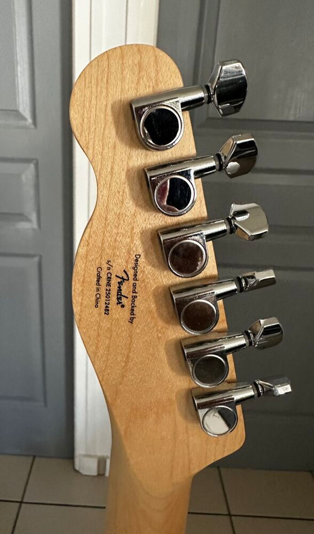 Squier Telecaster Sonic. 
Instruments de musique
