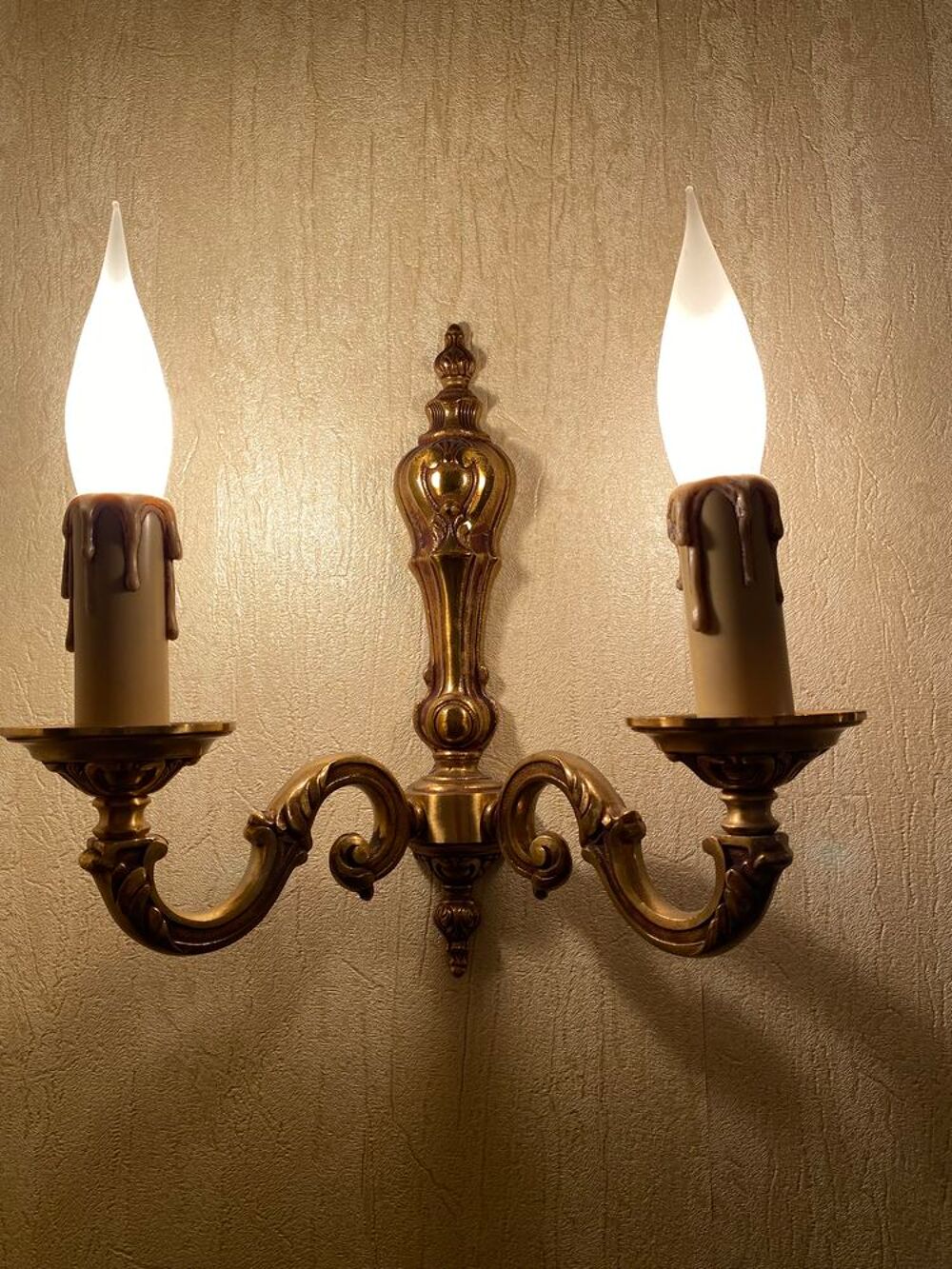 Lustres appliques et deux abats jours en bronze Décoration