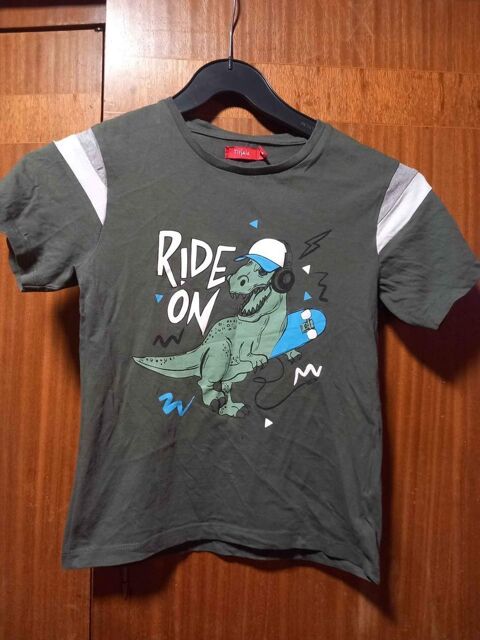 Tee shirt dinosaure 8 ans 1 La Fert-sous-Jouarre (77)